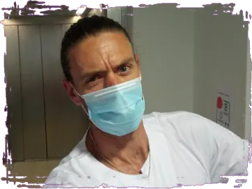 image représentant Alexandre de la société Flying Killer dans une tenue d'infirmier en Ariège